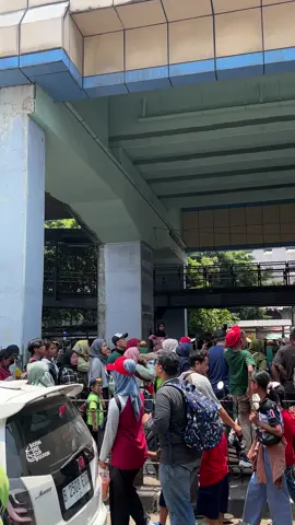 Stasiun Juanda arah pulang di tutup , di alihkan ke sawah besar, imbas macet HUT TNI di monas #fyp #huttnimonas #foryoupage #mediawb #juanda 