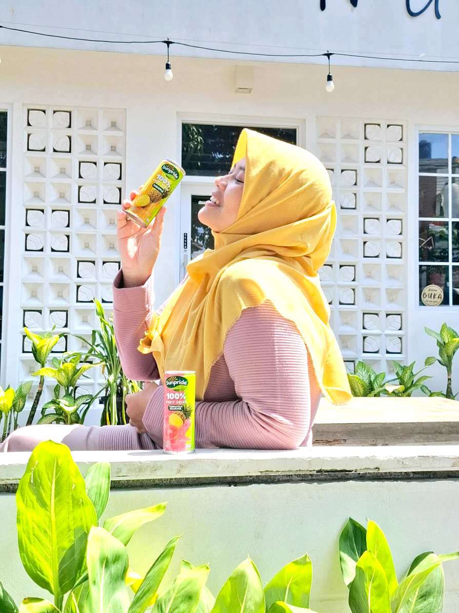Enaknya minum yang segar² gak sih pas cuaca lagi panas begini?  Kenalin duo favorit aku: Sunpride Pineapple & Sunpride Pineapple Guava Juice dari @Sunpride Official Store  Dibuat dari 100% jus buah asli pilihan, TANPA gula tambahan, jadi manisnya alami dari buahnya langsung. Beneran beda, beneran fresh! Cek labelnya kalau nggak percaya.  So jangan lupa ada harga spesial di Alfamart terdekat ya dan pilih Sunpride Jus karena rasanya SEGAR, SEHAT, ALAMI✨️  #SunprideJus #SunprideSeratusPersenJusBuahAsli  #CekAjaLabelnya #soundviral #fyp 