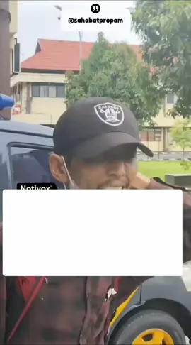 Seorang pria bernama Dika, asal Lubuklinggau, datang dengan kesadaran diri untuk menyerahkan diri ke kantor polisi. Ia mengaku telah melakukan aksi pencurian motor sejak tahun 2019 dan kini ingin hidup tenang serta menebus kesalahannya. Langkah Dika ini menjadi contoh keberanian untuk menghadapi masa lalu dan bertanggung jawab atas perbuatannya. Polisi pun mengapresiasi sikap jujur dan itikad baik pelaku yang memilih menyerahkan diri tanpa paksaan. 🙏 #SahabatPropam #PolriHumanis #Lubuklinggau #PencurianMotor #PenyerahanDiri 