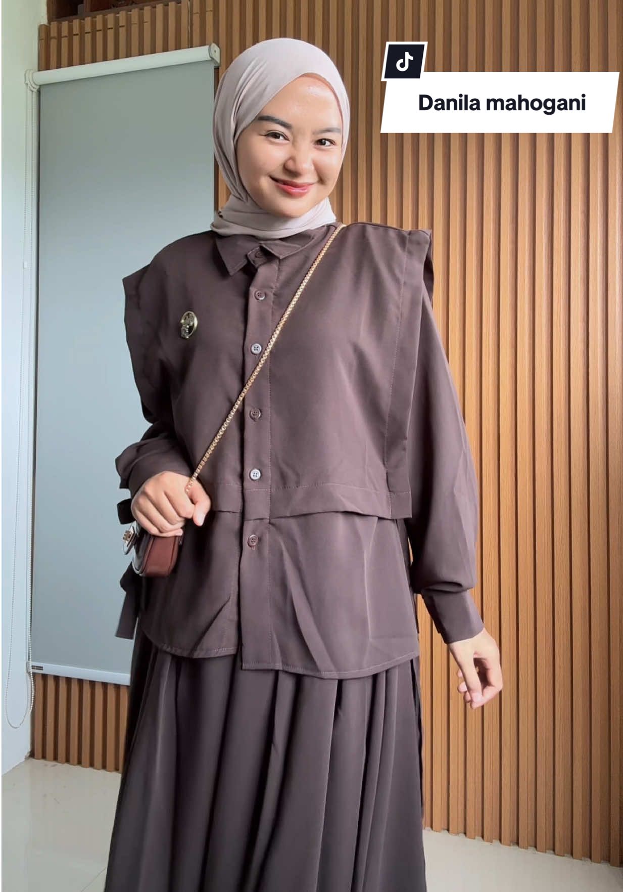 Outfit of the day edisi Danila Mahogani 😋🫶🏻 #melisasyari #setrokdanila #setrokvestrompi #fyp #setrokmahogani 