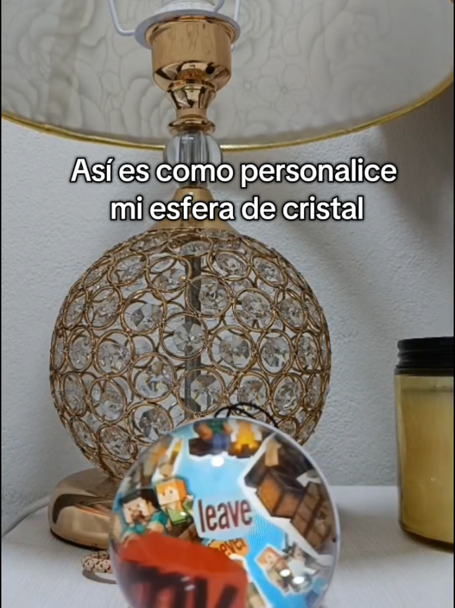 1)Capcut es necesario si tu vídeo es de ese tamaño para acomodar lo que quieres que se vea en la esfera. 2)Después de agregar tu vídeo a la esfera simplemente desconecta el cable y ya. #crystalball #memories #regalos #recuerdos #Minecraft 