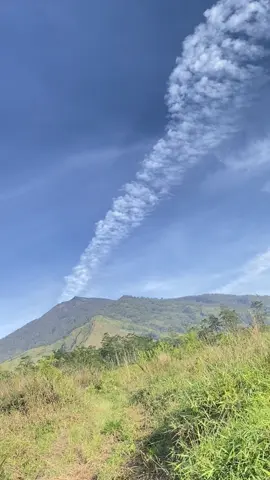 asap keindahan berbentuk awan #arjuno3339mdpl #mtlincing1860mdpl #pendakigunung #gunungarjuno #fyp 