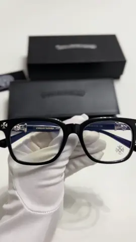 Остались последние пары❗️ Успейте заказать🙌 Очки Chrome Hearts в чёрно-серебряной расцветке 🏷️Стоимость: 6.000 ТГ 🚚Доставка по всему Казахстану Характеристики очков: • Линзы для ПК (защита глаз при работе за компьютером) • Универсальная форма оправы • Прочный и стильный дизайн В комплекте: • Фирменная коробка • Жёсткий футляр • Мягкий очечник • Карточка с логотипом • Материал для протирки линз Всё с оригинальным фирменным логотипом✅ Для заказа можете написать нам в instagram: blank.store_kz #chromehearts #chromeheartsglasses #glasses #CleanTok #chrome 