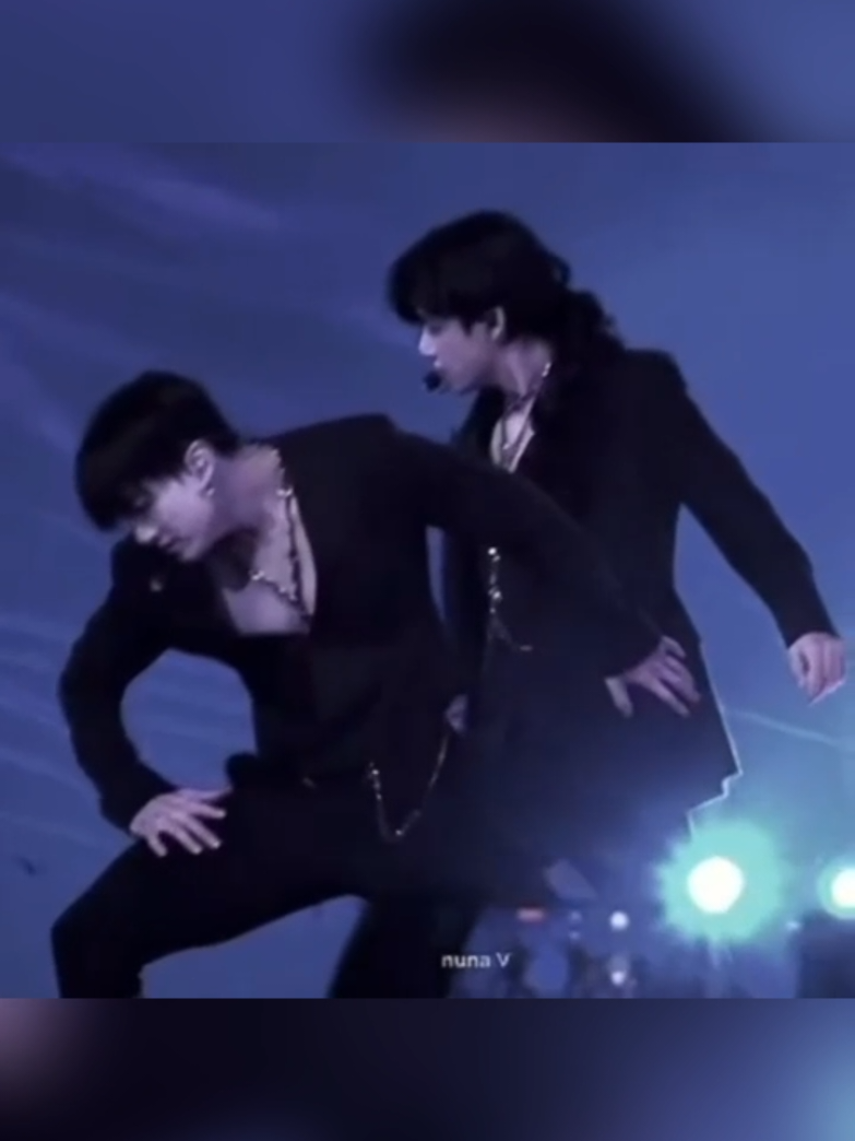 😏 Когда Ви и Чонгук решают “поиграть”... Один поёт.  Второй улыбается. И в этот момент весь зал понимает — шоу началось. Глаза не врут, тела не скрывают. Каждое движение — как искра, каждая нота — как поцелуй. Сцена им тесна, а нам — воздуха не хватает 😏 Вигуки знают как сжечь сцену без единого движения. #VigukEffect #TaekookAddiction #BTSFever #BangtanBoys #ArmyLove
