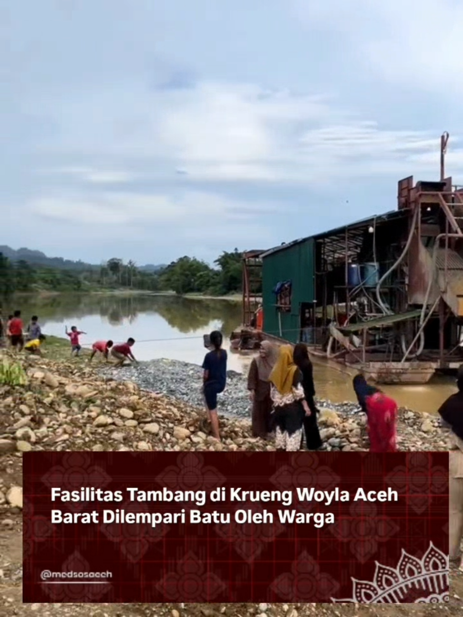 Insiden pelemparan dan perusakan fasilitas tambang di Aceh viral dan beredar luas di berbagai platform media sosial.  Ditelusuri , Minggu (5/10/2025), insiden itu terjadi di Krueng Woyla, Aceh Barat. Fasilitas tambang yang dilempari warga itu milik PT Megalanic Garuda Kencana (MGK).  Hal itu dibenarkan Direktur Forum Bangun Investasi Aceh (Forbina), Muhammad Nur. Dia menjelaskan peristiwa ini terjadi saat tim gabungan dari DPRK Aceh Barat, SKPK terkait, Dinas ESDM Aceh, Balai Wilayah Sungai Sumatera I, aparat TNI-Polri, serta perwakilan masyarakat melakukan kunjungan lapangan pada 3–5 Oktober 2025.  Kunjungan ini dilakukan menindaklanjuti rekomendasi penutupan sementara dua perusahaan tambang di Daerah Aliran Sungai (DAS) Krueng Woyla yakni PT MGK dan PT Koperasi Putra Putri Aceh (KPPA). “Namun sangat disayangkan, dalam kunjungan tersebut terjadi tindakan anarkis dari sekelompok masyarakat yang melempari dan merusak fasilitas kapal keruk milik PT MGK,” katanya.  Ia menekankan, jika ada keberatan terhadap aktivitas tambang, seharusnya disalurkan lewat jalur hukum, bukan dengan kekerasan. Perbedaan pandangan harus menyalurkan aspirasi melalui mekanisme hukum yang benar, seperti mengajukan gugatan atau keberatan ke pengadilan,” ujarnya.  Muhammad Nur mengatakan tindakan tersebut jelas tidak dapat dibenarkan dalam negara hukum, apalagi dilakukan terhadap perusahaan yang memiliki izin resmi (IUP) dari pemerintah sesuai ketentuan peraturan perundang-undangan. Sumber artikel: The Aceh Post Sponsor:  🚘 Tumbuh Kembang Bersama @duniabarusa  🚖 Salon Mobil Pertama di Idi Rayeuk @88royals.coating 