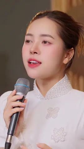 Anh ghé về thăm Huế một chiều mưa bay bay… ❤️ #huevaem #hatho #danca 