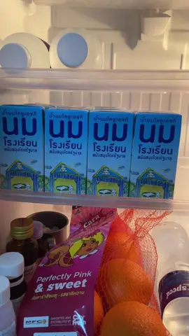 กิจกรรมเอานมโรงเรียนแช่ในตู้เย็นให้ลูกจะได้ดื่มง่ายง่าย นมแช่เย็นเนี่ยมันอร่อยยย