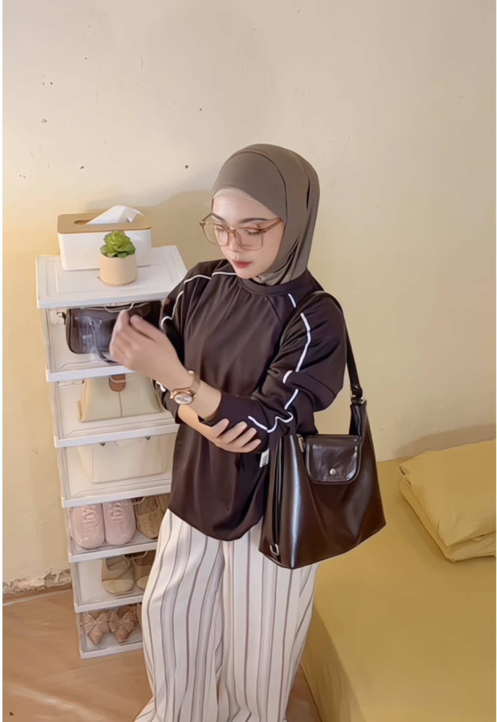 Siapa yg ga tauu kaos satu ini🤎😍 harus punya juga dong aku pake yg espresso🤎 cakep poll mau samaan juga dikeranjang kuning yah🥰 #fyppppppppppppppppppppppp #fyp #affiliatetiktok #tettakaos #tukuklambi 