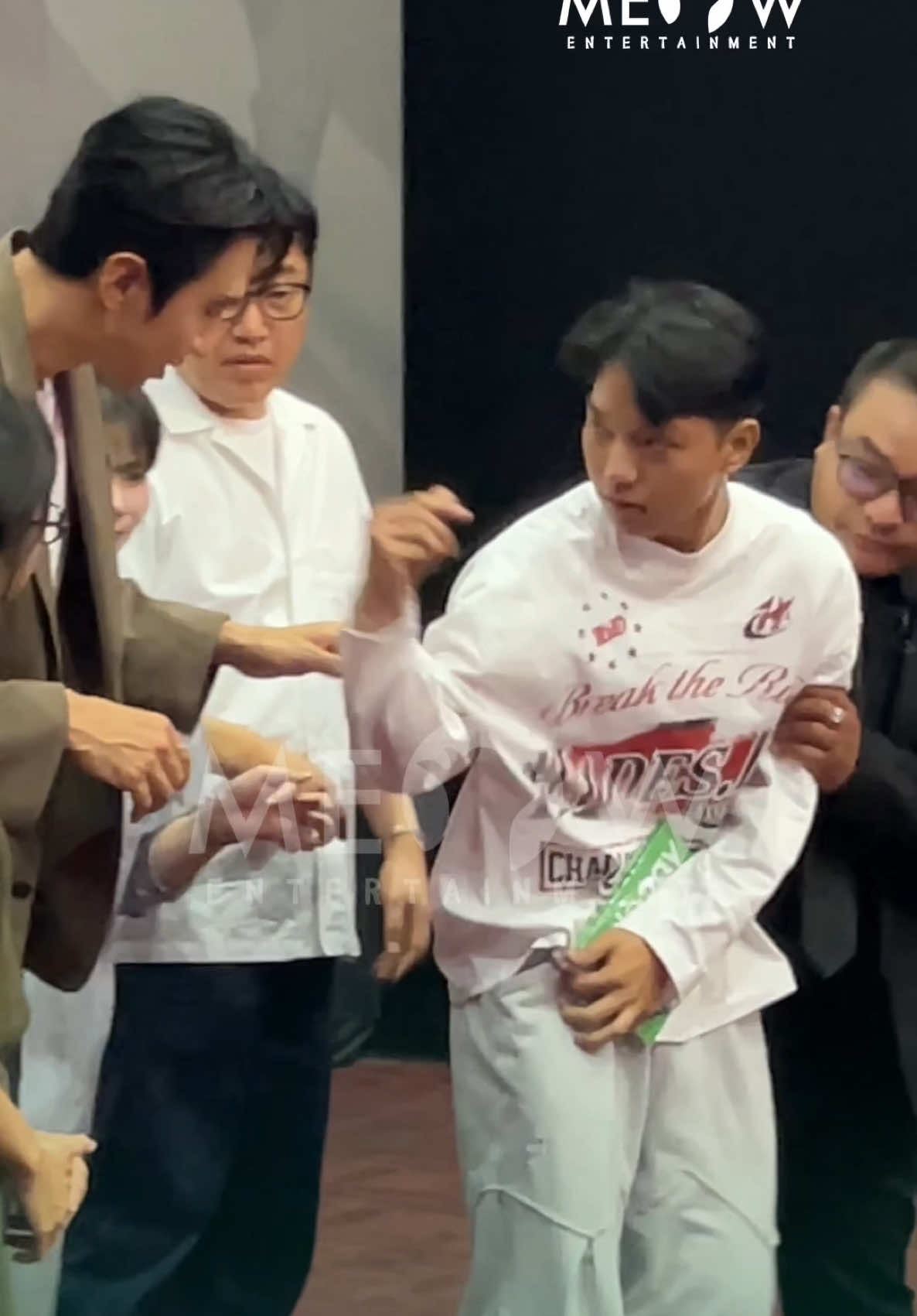 Cười xỉu khi khán giả quyến luyến móc trái tim từ trong túi ra tặng Lee Kwang Soo #Meowentertainment #meownetwork #Tiktokgiaitri #TayAnhGiuMotViSao #TayAnhGiuMotViSaoByMeow 