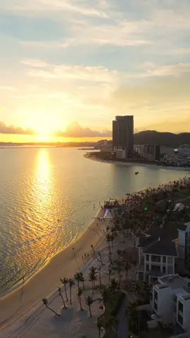 Hoàng hôn trước bão số 11 năm 2025 #HalongMarina #susetvibes🌅 #Intercontinentalhalong #MarinaBayfrontDistrict #BIMLand 