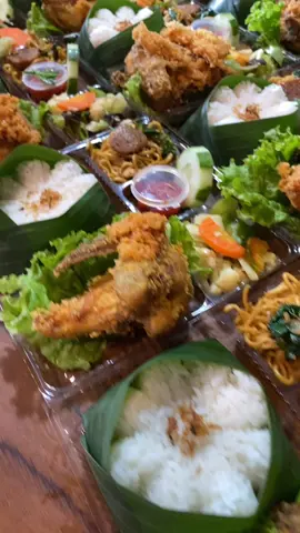alon-alon asal kelakon #ayamkremes  #nasibox  #cateringwates  #dapurmamikika  #promoseruweekend 