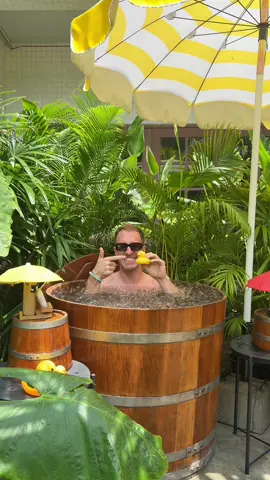 Ok ich muss gestehen, dass das Eisbaden bei einer Außentemperatur von 30 Grad schon leichter fällt als bei uns daheim im Winter❄️ #eisbaden #coldplunge #gesundundglücklich #bangkok 