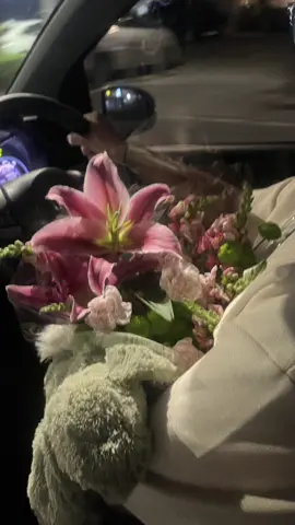 prettiest hand-picked flower bouquet + jellycat from my boyfrienddd 🙈💞 hihiy