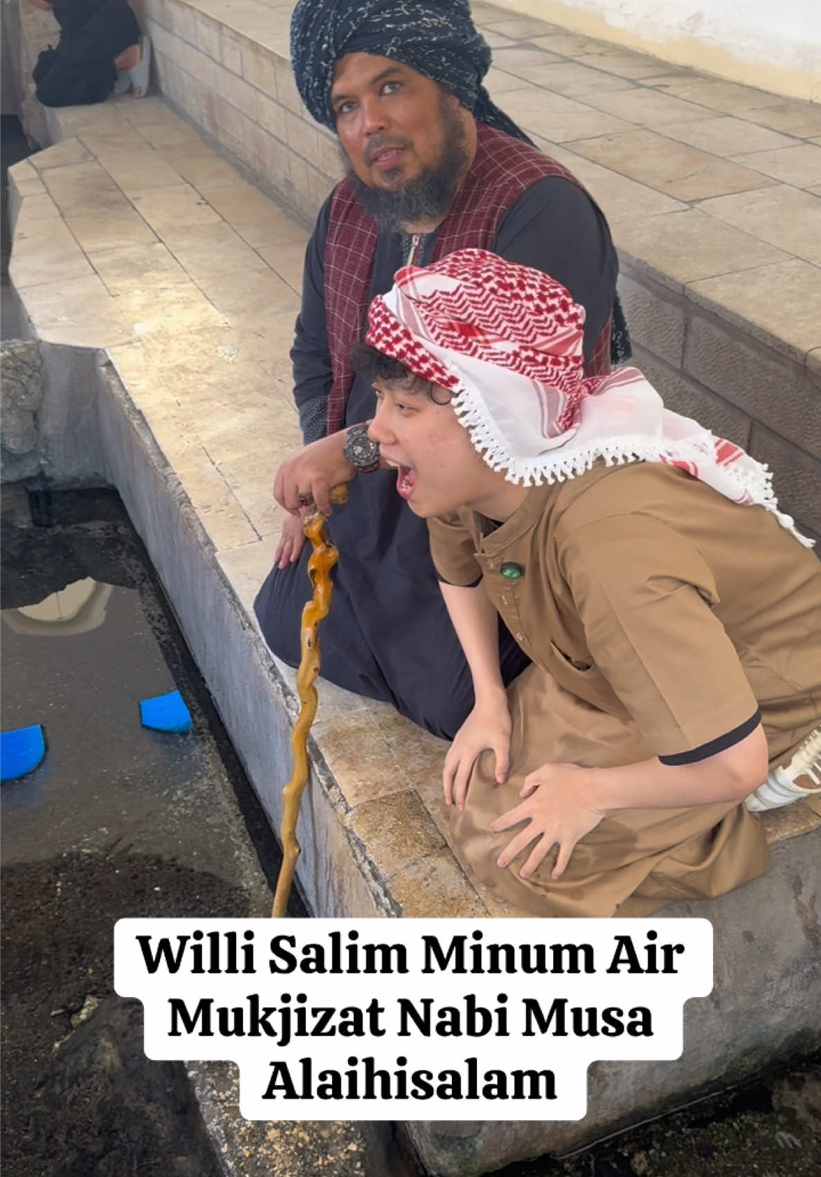 Brother @WILLIE SALIM Minim Air Dari Mata Air Mukjizat Nabi Musa. Salah Satu Mukjizat Nabi Musa Adalah Allah Memerintahkan Nabi Musa AS Memukulkan Tingkatnya Ke Batu, Kemudian Batu Tersebut Mengeluarkan Air Hingga Saat ini Di Gurun Pasir yang Tandus  #WilliSalim #willisalimkepalestina 