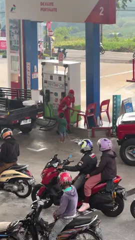 mulai dari nol ya cil ,bocil ep ep ngantri isi bensin,seng penting yakin#wonosobo #wonosobozone #kejajar #kejajarwonosobo #pombensinviral 