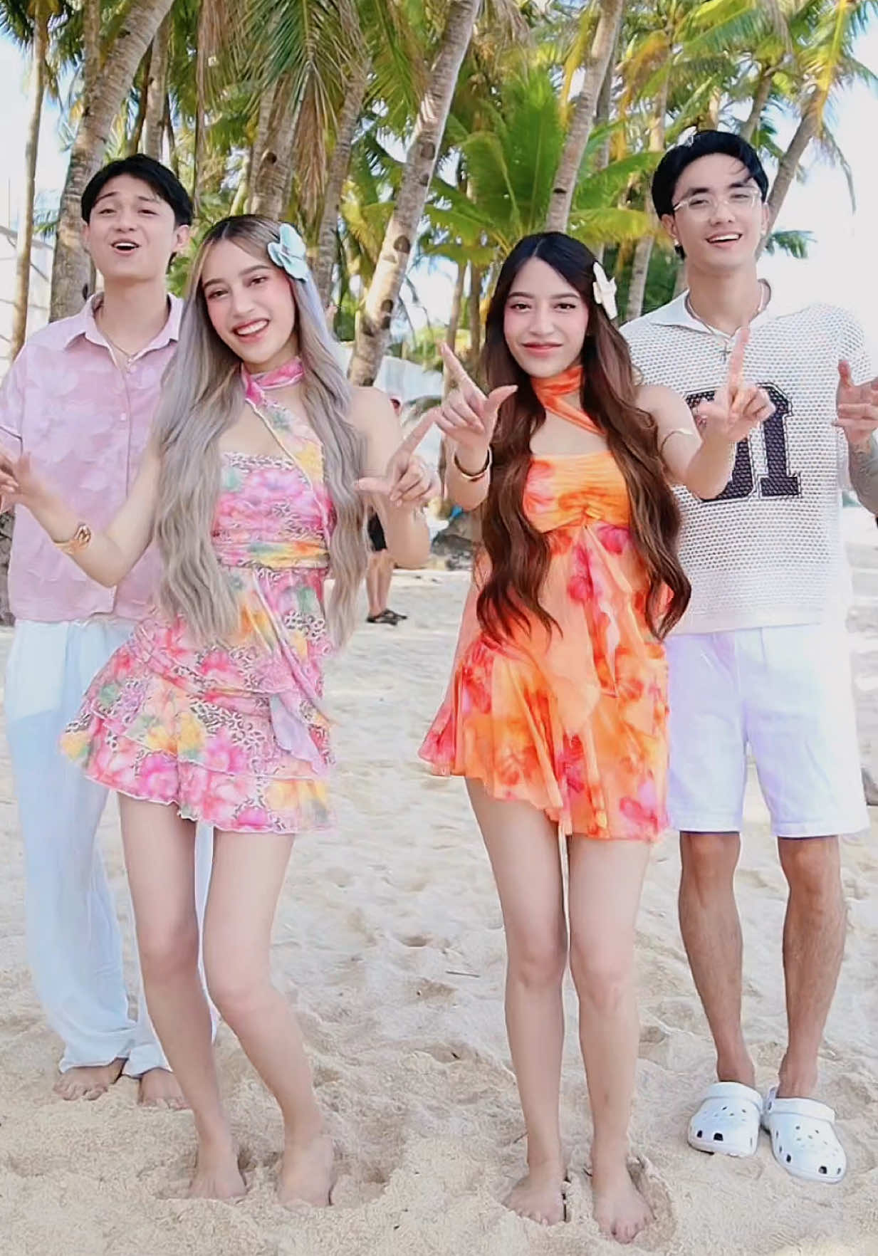 may mag dadate ata dito sa boracay?🤭💖 abangan sa newvlog later! #sabbyandsophia #marietwins🐵👭 #fyp  ‼️‼️⚠️FAKEBODY⚠️‼️‼️