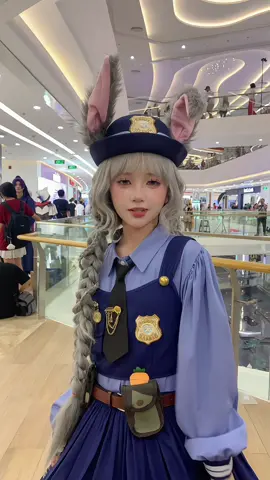 cứ tụt vai áo là làm z đó hả =)))))) @Trang Annie 🌷  #judy #zootopia 