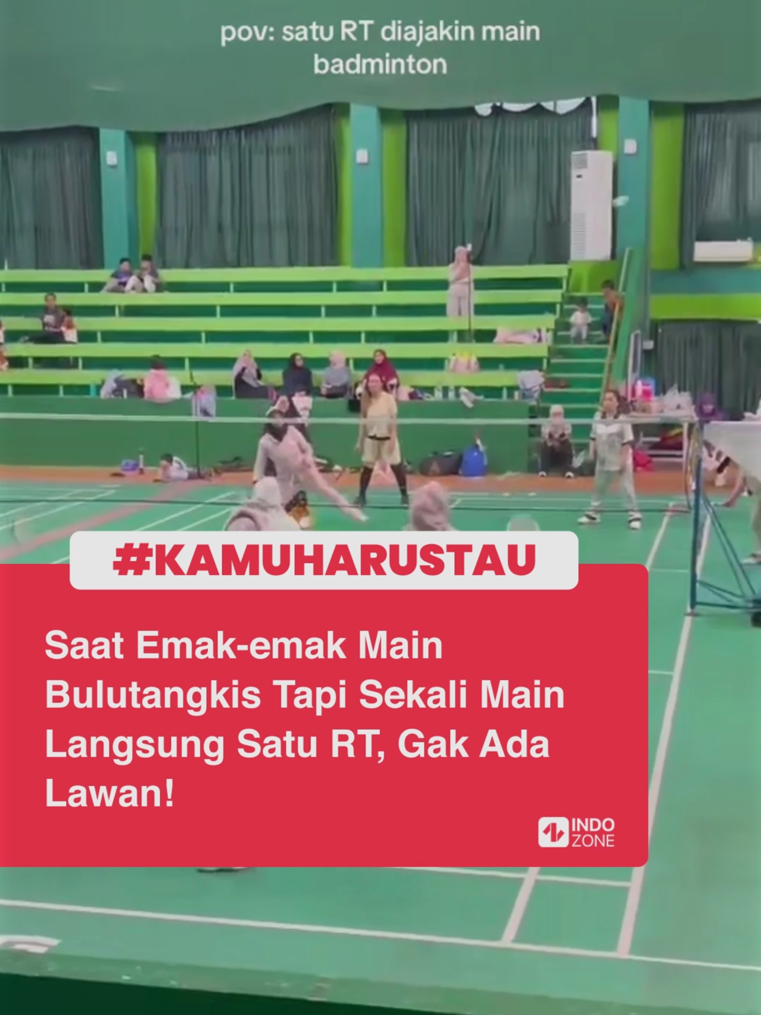 Ganda campuran ❌ Ganda tawuran ✅ Sebuah video memperlihatkan momen tak biasa, dimana olahraga bulutangkis yang biasanya dimainkan maksimal oleh 4 orang, tetapi beda dengan kelompok emak-emak yang satu ini. Nampak, 2 lapangan dijadikan satu, diisi oleh belasan emak-emak dalam 1 tim. Walau kelihatannya terlalu banyak pemain, namun rally sukses berjalan cukup lama, membuat warganet yang menyaksikan ikutan kagum. Video: TikTok/diniiinamaku [Baca berita dan informasi menarik lainnya hanya di www.indozone.id]