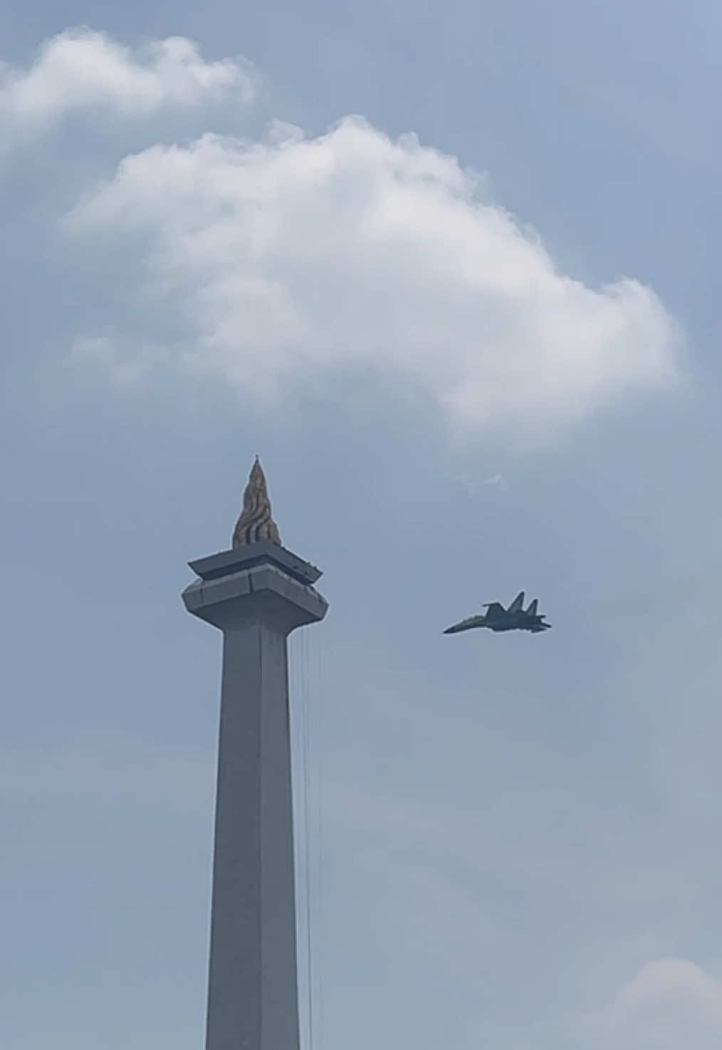 Pesawat jet Sukhoi SU30 saat HUT TNI ke 80 - 5 Oktober 2025 Di Monas, Jakarta #fyp #sukhoi #f16 #su30 #huttni  