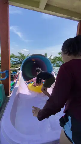 Nyobain perosotan ekstrim di Gumuh Sari Rekreasi! 🚀🔥 Deg-degan? Iya! Seru? Banget! Dari atas udah keliatan curamnya, tapi pas meluncur... WAH KETAGIHAN! Buat yang suka tantangan, ini wajib dicoba! 😍 Yuk cobain juga, berani?? #GumuhSariRekreasi  #liburanmurahbali #foampartybali #gardenspacebali #promoseruweekend 