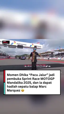 Sirkuit Mandalika weekend ini bukan cuma soal balapan cepat, tapi juga vibes seru antara dunia MotoGP dan budaya lokal Indonesia! 🔥 Salah satu momen paling rame datang dari Rayyan Arkan Fikha, bocah asal Sungai Kuantan, Riau, yang viral banget dengan tarian pacu jalur dan gaya khasnya, “aura farming.” Sebelum Sprint Race MotoGP Indonesia 2025 dimulai, Rayyan turun ke lintasan dan langsung mencuri perhatian semua orang 😍 Yang makin bikin heboh, Marc Márquez — juara dunia MotoGP 2025 — ikut nimbrung joget bareng Rayyan! 😆 Videonya sampai di-upload di akun resmi @motogp dan langsung viral di mana-mana. Gak cuma itu, Márquez juga kasih sepatu balap pribadinya buat Rayyan sebagai bentuk dukungan buat budaya lokal Indonesia 🇮🇩✨ Balapan boleh cepat, tapi budaya tetap nomor satu! ❤️ #MotoGPIndonesia #Mandalika2025 #RayyanArkanFikha #MarcMarquez #pacujalur 
