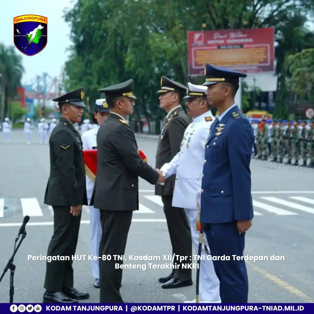Peringatan HUT Ke-80 TNI, Kasdam XII/Tpr : TNI Garda Terdepan dan Benteng Terakhir NKRI Pontianak, Minggu (5/10/2025) - Puncak peringatan Hari Ulang Tahun (HUT) ke-80 Tentara Nasional Indonesia tahun 2025 ini, dirayakan oleh jajaran TNI di wilayah Kalimantan Barat dengan menggelar upacara dan syukuran.  Pelaksanaan upacara dan syukuran dipimpin oleh Kasdam XII/Tanjungpura, Brigjen TNI Putra Widyawinaya, S.H., M.P.M. Bertempat di Halaman Mapomdam XII/Tpr, Jalan Rahadi Usman, Pontianak Kota, Kota Pontianak.  Dihadiri para pejabat utama TNI-Polri, unsur Forkopimda Kalbar, Pengurus Dharma Pertiwi Dharma Pertiwi Daerah L serta para tokoh masyarakat. Upacara berlangsung khidmat dan penuh semangat, diikuti para Prajurit dari Kodam XII/Tpr, Kodaeral XII, Lanud Supadio, Polri, PNS TNI, Basarnas dan Satpol PP.  Saat upacara, Kasdam XII/Tpr menyematkan tanda kehormatan Satya Lencana Kesetiaan kepada tiga Prajurit dari Kodam XII/Tpr, Kodaeral XII, Lanud Supadio. Penghargaan ini diberikan sebagai bentuk apresiasi atas kesetiaan dan pengabdian Prajurit kepada bangsa dan negara.  Kasdam XII/Tpr Brigjen TNI Putra Widyawinaya saat membacakan amanat Panglima Jenderal TNI Agus Subianto menyampaikan, bahwa tema peringatan HUT ke-80 TNI tahun 2025 yaitu, 