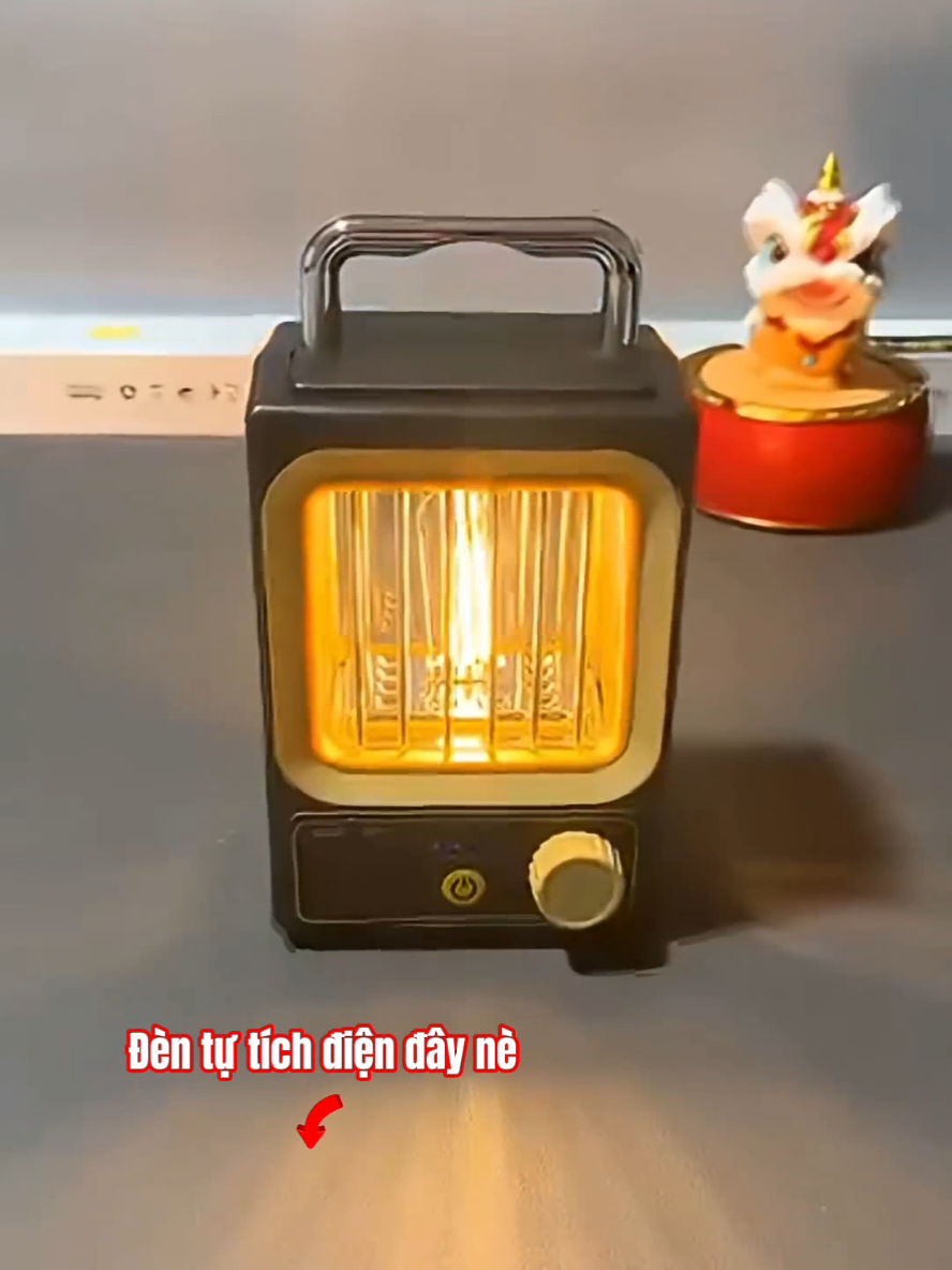 Đèn tự tích điện bằng năng lượng mặt trời. Đèn tự động sạc nên luôn sẵn sàng khi bạn cần sử dụng. Pin rất khỏe nên bạn có thể dùng thay cho sạc dự phòng khi cần nhé.  #kymthi #dentichdien #dennangluongmattroi #sacduphong 