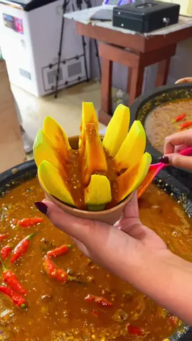 Mangga mekar udh free bumbu🤤😋 #mangga #kulinerjember #rujakbuah #fyp #tranding 