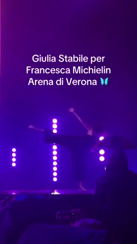 Giulia Stabile balla in Arena di Verona per il concerto evento di Francesca Michielin. @Francesca Michielin @Giulia Stabile♡ #giuliastabile#amici#arenadiverona#francescamichielin#dance