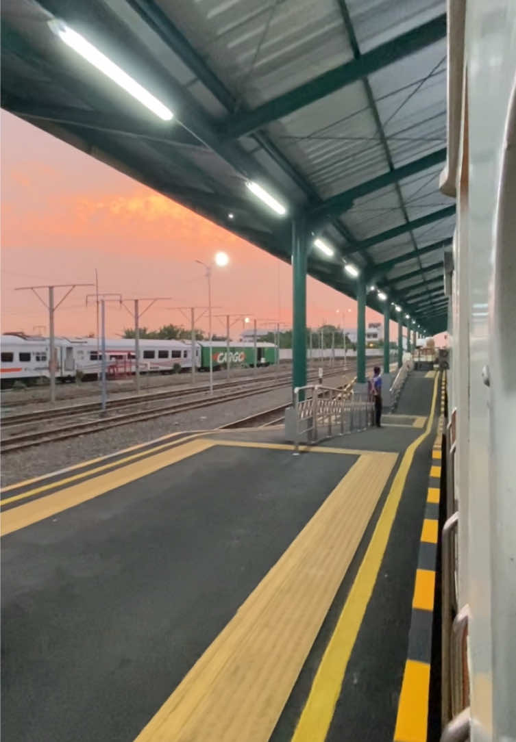 view sunset stasiun blitar emang secakep itu #kai #kaiaccess #keretaapi #trip #blitar 