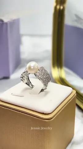 Cincin Mutiara Asli dengan desain minimalis & sentuhan elegan. Pas banget buat kamu yang suka tampil anggun tanpa berlebihan 💍 Natural pearl, kilau alami — cocok untuk daily wear atau special moment 🌸 #jewelry #fyp #cincin #cincinmurah #murahbanget 