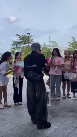 Ai tặng ổng cái đầu lân Hồng dị 🤭 Cre_sayhi.fcmomdadhue #quanghungmasterd #muzik #xuhuong #fyp #trending  