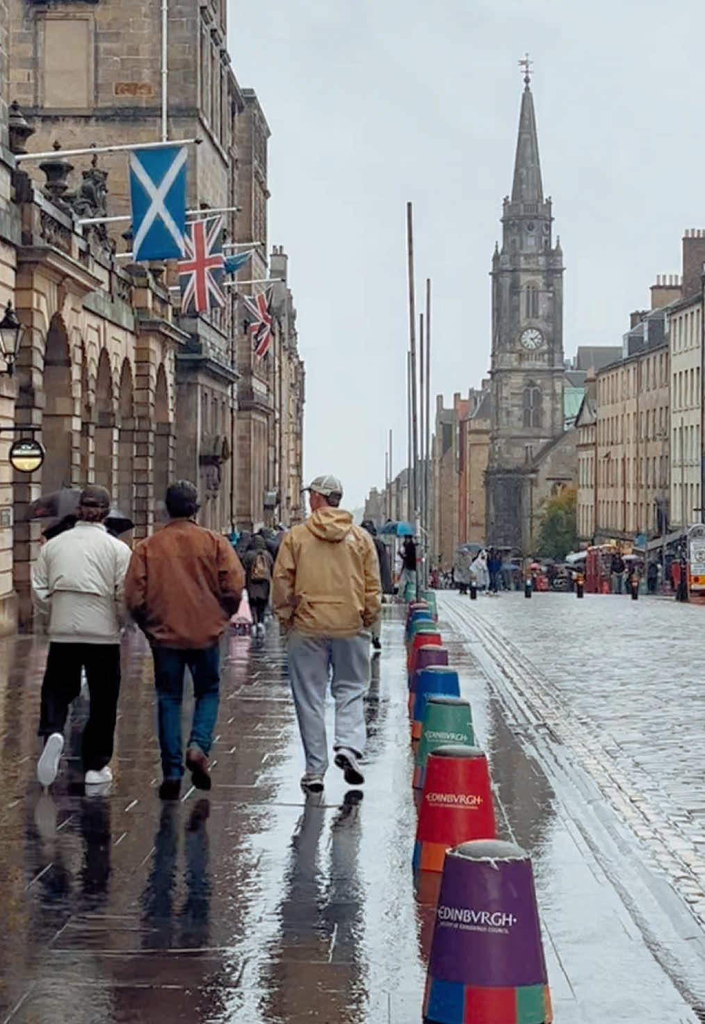 memandang hujan edinburgh dan lalu lalang manusianya dari balik jendela 🌧️