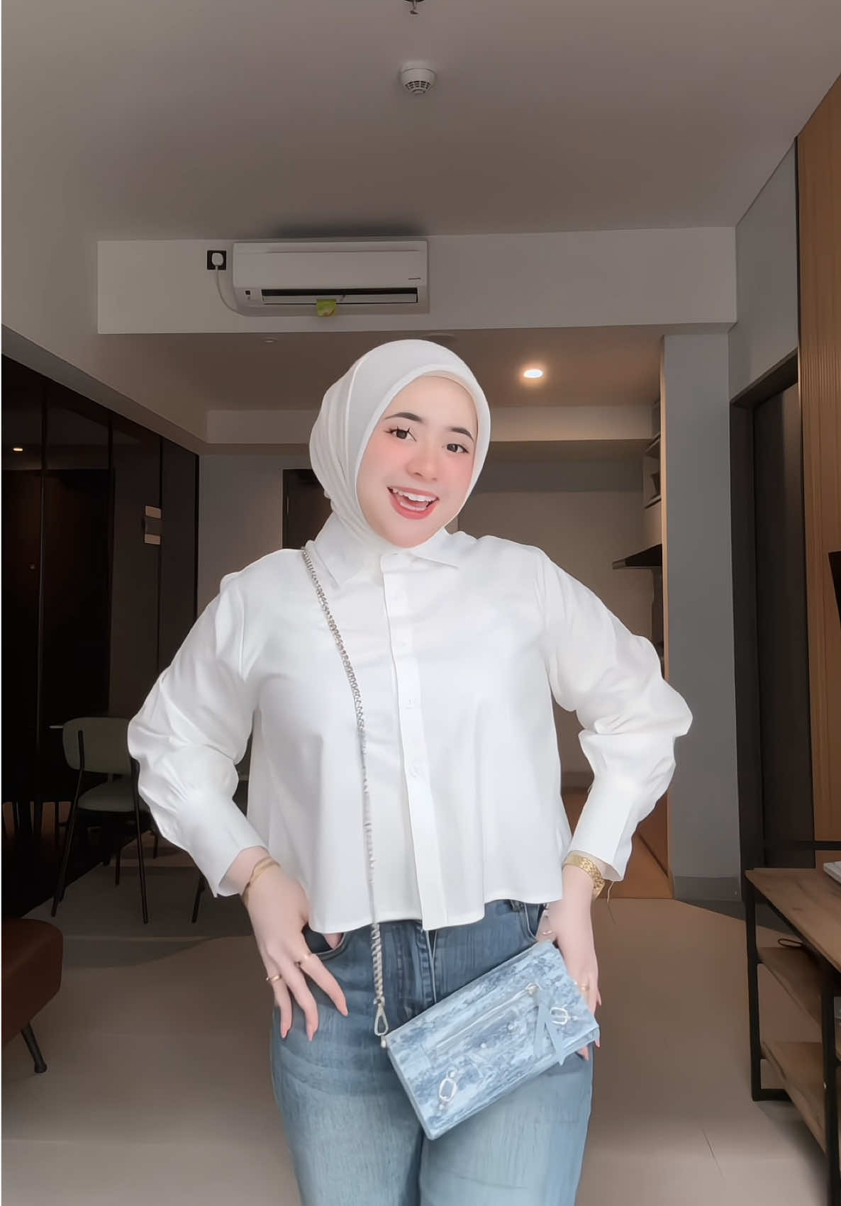 outfit today pake jeans kesayangankuuu👀🤍 #jeans #jeanshighwaist #lassiealphajeans #jeanswanita #jeansoutfit 