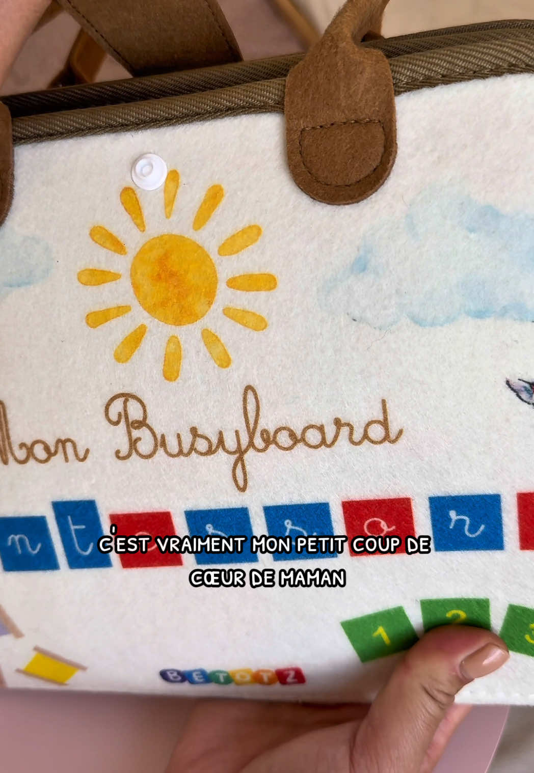 Rachel adore le busyboard Montessori de @Betotz … et moi aussi 🥰 Super complet, beau et vraiment bien pensé 💛 Le stock est limité, profitez-en vite ! #busyboard #motricitefine #montessori #mamanbebe #tiktokshopfrance 