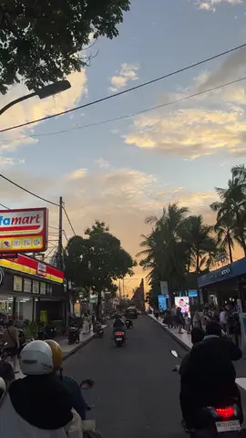 Jalanan ke pantai Kuta #vibes  #Bali #pantaikuta #fyp 