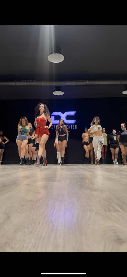 gateando al ritmo de @rauwalejandro #heels #dance #parati 