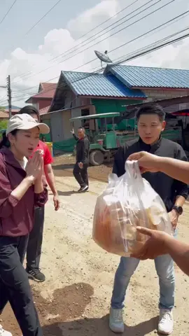 ความน่ารักของพี่น้องประชาชน เอาของมาฝากนายกน้อยของเขา #อุตรดิตถ์ #น้ำท่วม #แพทองธารชินวัตร #เพื่อไทย 