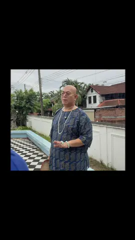 เดินทางมาดูฮวงจุ้ยแถวนิมิตใหม่ ภาพโดยรวมสถานที่ดี และต้องปรับเปลี่ยนประตูทางเข้า โรงจอดรถ ส่วนต้นไม้ใหญ่ถือว่าดี ส่วนปีนักษัตรเจ้าบ้านเหมาะสมตามแบบฉบับ #ซินแสเป็นหนึ่ง #ฮวงจุ้ย สนใจปรึกษาฮวงจุ้ย คอมเม้น ทักแชท ได้เลยคะ