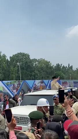 Presiden Pak Prabowo di HUT TNI ke-80 🇮🇩 bisa sedekat ini karena kebetulan lgi di depan 😊 #pakprabowosubianto #monashuttni80 