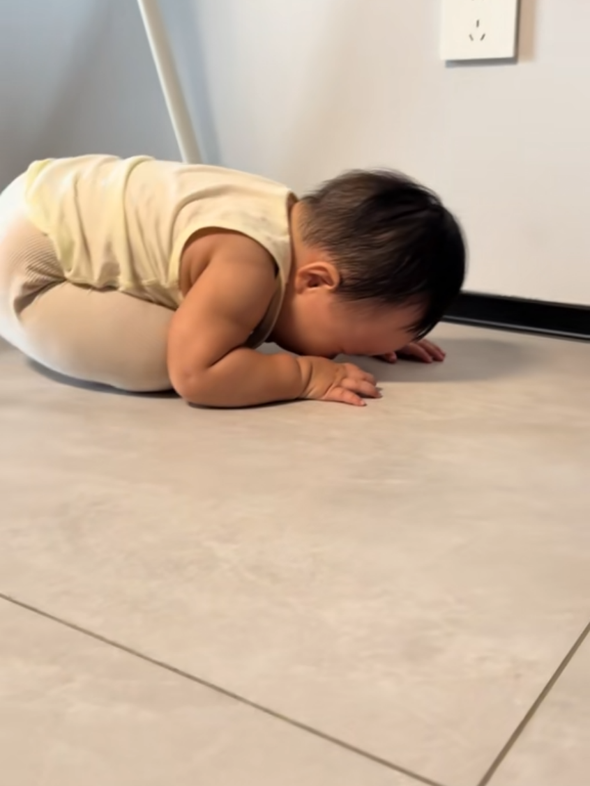 Dibilang jangan pegang, jangan pegang gak mau dengar. Jadi nenek nya cubitin aja 😅🥰. #naughtybaby #funnymoments #funnybaby #grandmagrandson #cryingbaby 