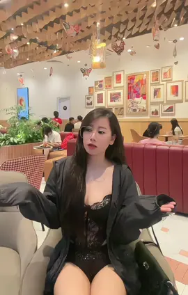 Mượn áo của ông ngồi cạnh :)))@Hân Suri #lytholyla #tiktokgiaitrivui #xuhuongtiktok 