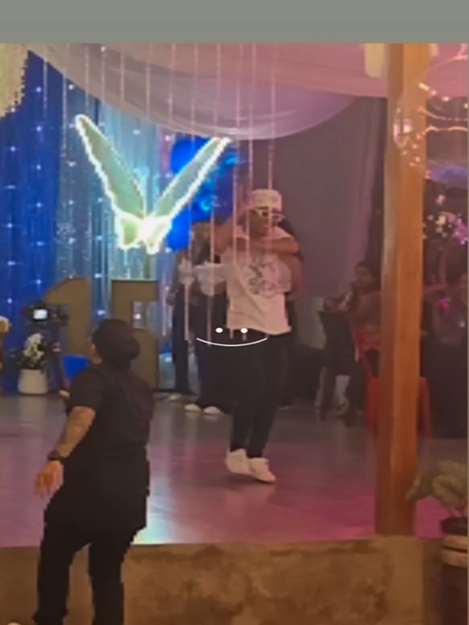 disculpe la calidad de mi chiaifun, ya nesecito volver 🕺#dance #urbanodance #cobijapandobolivia🤍💚🇧🇴 #bolivia🇧🇴tiktok #paraelmundo 