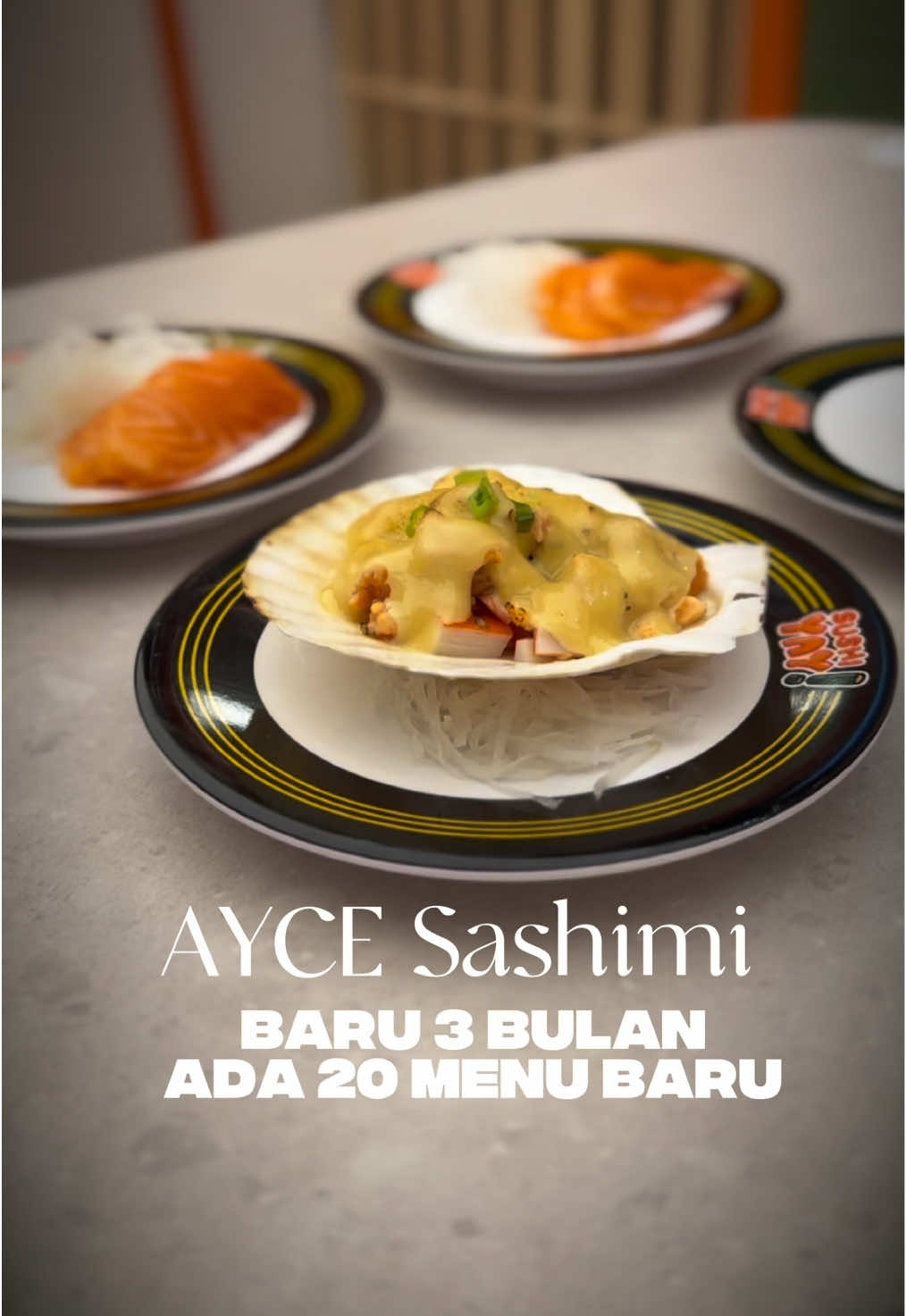 Baru 3 bulan buka tapi udah *speedrun* ngeluarin **20 menu baru**?! 💀 Ini **Sushi Yay!** sih bukan resto, tapi overachiever-nya dunia sashimi 😭🍣   AYCE all you can eat sashimi mulai seratus ribuan lebih dikit aja — tapi rasanya kayak dibayar liburan ke Jepang 🫶🏻 Ada **Salmon Tsunami**, **Salmon Tsusumi**, **Baked Salmon Misomayo**, sampe **Beef Striploin** yang juicy parah 😋   Perfect buat kita-kita yang kerja kayak mesin, tapi masih pengen healing cantik sambil makan enak 💼✨ Karena self reward gak harus mahal — asal salmonnya tebal, hati langsung tenang 😌   #EverydaySushiYay #SushiHalal #SashimiSepuasnya #AYCE #AYCEsushi   @EveryYay Sushi Yay! 