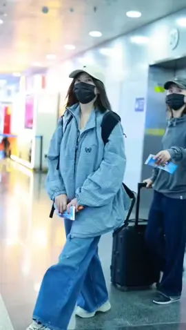 Triệu vy xuất hiện sân bay về chúc mừng ăn trung thu 