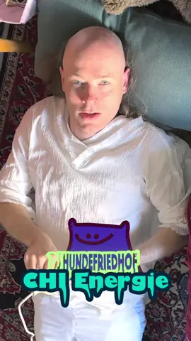 Wie du sicherlich bereits gelesen hast, beschäftigen wir uns viel mit neuartigen Methoden der Energieaufbereitung aus der ganzen Welt 🗺️. Vorletztes Jahr sind wir nach Japan gesegelt und haben unsere Horizonte um die Chi-Energie erweitern können. Wir kommen aus dem Meer, wie auch der Goldfisch und die Chi-Maschine versetzt einen in jenen goldfischartigen Zustand 🐠. Genau 140-mal in der Minute schwingen die unteren Extremitäten hin- und her, es entsteht dadurch die Bewegung der acht 8 – wie der Goldfisch es auch macht! Durch diese externe Emotion werden die distalen Energien in den Zellen, proximal zu dem Herzen geleitet, wodurch sich in einem Kopplungsprozess drei Chakren öffnen: Fuß, Herz und Scheitel. Stress fällt ab und Entspannung tritt ein 🪐✨🌌. Mit diesem Video haben wir es geschafft, diesen Effekt auch für zwischendurch und unterwegs zu ermöglichen, so dass es nicht mehr notwendig ist, mit der Chi-Maschine zu fahren. Schließe die Augen und verwöhne deinen Körper und Geist! Schicke dieses Video an Menschen, denen du auch etwas Gutes tun möchtest, eine kleine Wellnesseinheit zwischendurch, ein kurzes Abschalten im trubeligen Arbeitsalltag! ⛽ Was sind deine Erfahrungen mit diesem Chi-Energie-Video? Fühlst du dich entspannt? Würdest du es weiterempfehlen? Dann nimmt dir bitte kurz Zeit und hinterlasse eine positive 5-Sterne Bewertung! 🪼❤️ #chi #qienergy #lebensenergie #entschlacken #vitalité 