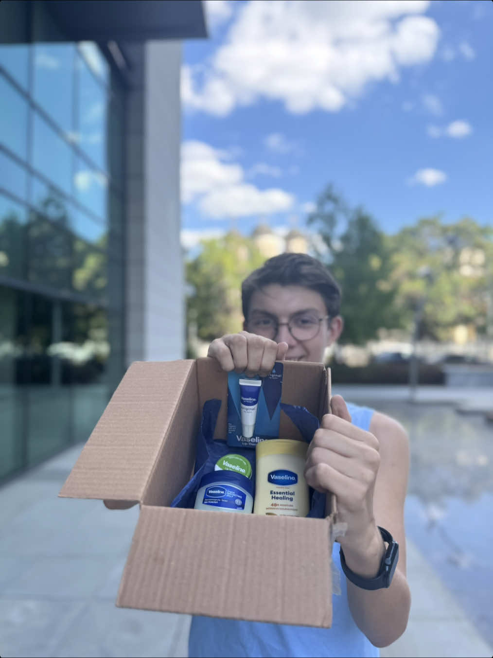 Unele lucruri mici fac o diferență mare 💧💙 @Vaseline Romania e genul de produs simplu 🩵, practic și mereu la îndemână. Buze hidratate 💋💧, piele protejată 💙 și fără bătăi de cap 🤍 , chestii pe care le simți imediat și le apreciezi mai târziu. L-am introdus în rutina mea 😉 și nu mă mai întorc. Dacă vrei să ai grijă de tine fără să complici lucrurile, ăsta e produsul 💙🧴.