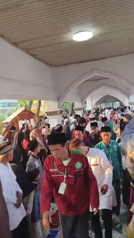 masyaallah perdana nginep di cilongok, langsung bisa liat abuya langsung walau selewatan tpi bahagia😇 biasnya brngkt subuh suka ga kebagian tmpt, jadi blm prnh liat deket abuya😇 #haultuansyehabdulqodiraljaelani #5oktober2025 #cilongok #abuyaabahentoh #abuyaabahuciturtusi