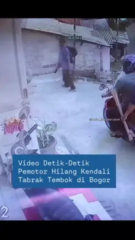 Kecelakaan Tunggal di Jembatan Pari, Dua Luka Akibat Motor Tabrak Tembok Rumah • Bogor – Kecelakaan tunggal terjadi di kawasan Jalan Jembatan Pari, Desa Cijujung, Kec. Sukaraja, Kab. Bogor, pada Jumat (3/10/2025) sore. Dalam rekaman video yang beredar, terlihat seorang pengendara motor perempuan hilang kendali saat melintasi jalan menurun, hingga menabrak tembok rumah yang berada tepat di tengah persimpangan. Akibat kejadian tersebut, dua orang dilaporkan mengalami luka-luka dan langsung mendapatkan pertolongan warga sekitar. #sukaraja  #infobogor #tertiblalulintas