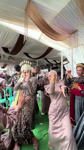 masih dengan pergerongan 🔥 @Dewitris happy wedding😍😍 #fyp @devilestari @Momi Jenoy 